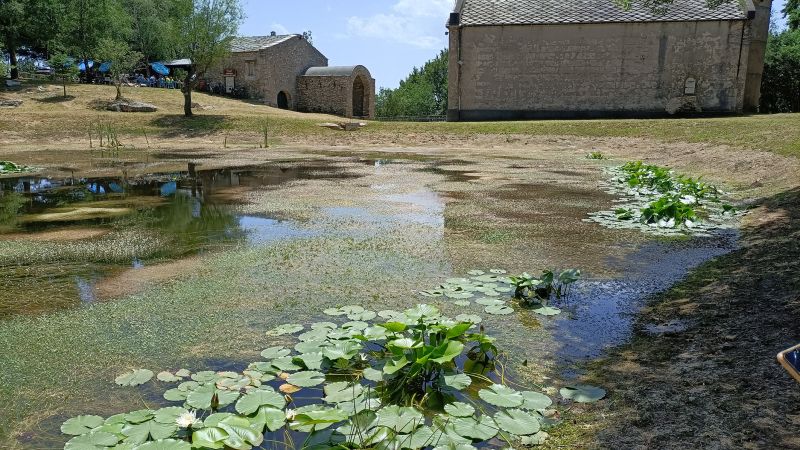 A destra il Santuario di Madonna del Lago. A sinistra l'originaria chiesetta seicentesca, adibito ora a locanda